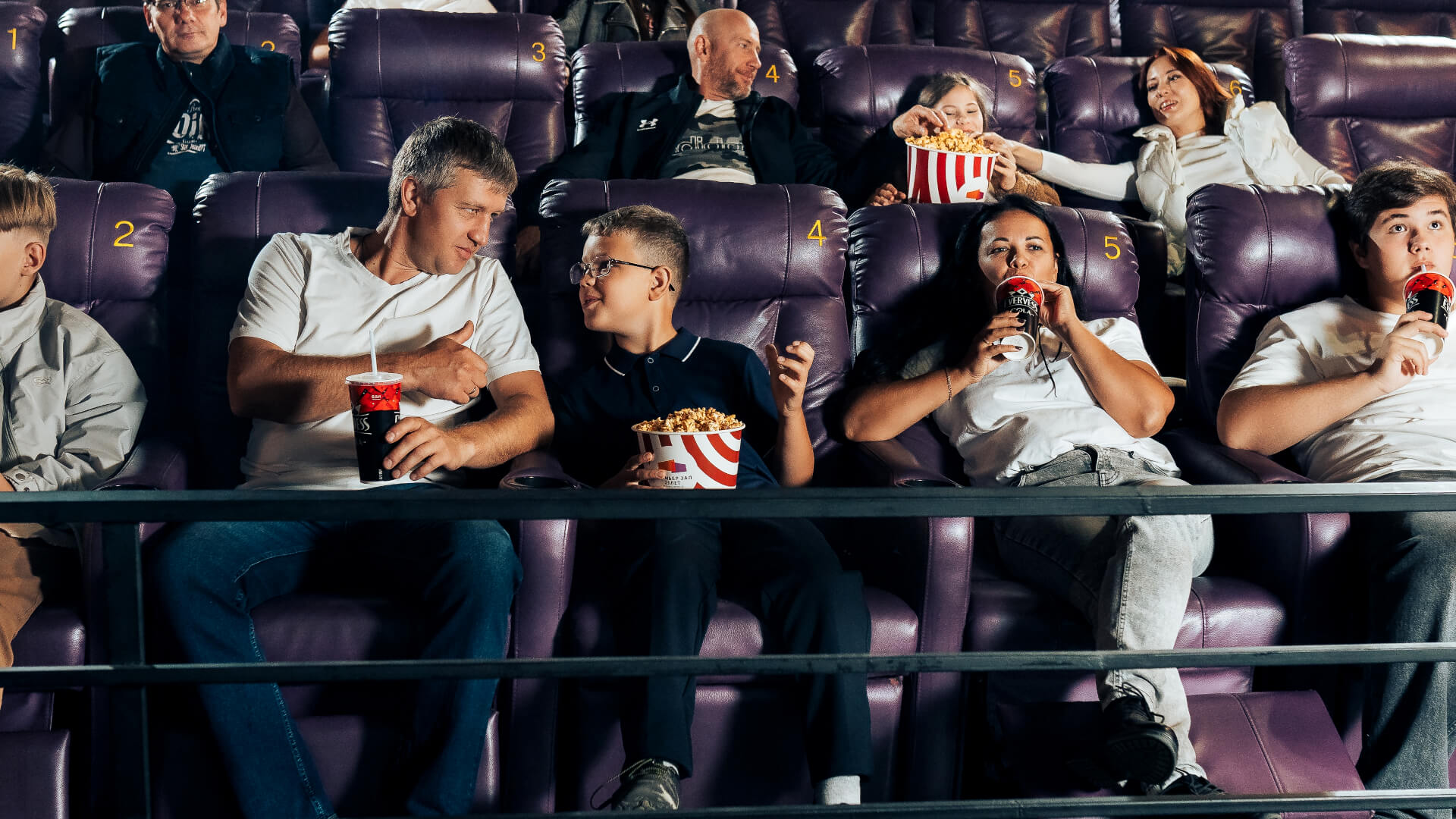 кинотеатр с мягкими креслами удобно