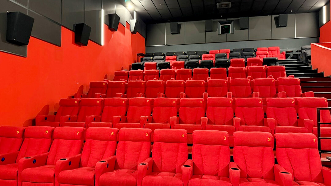 кинотеатр с мягкими креслами