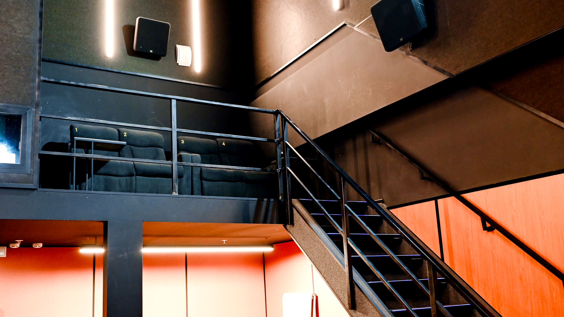 кинотеатр с диванами удобно