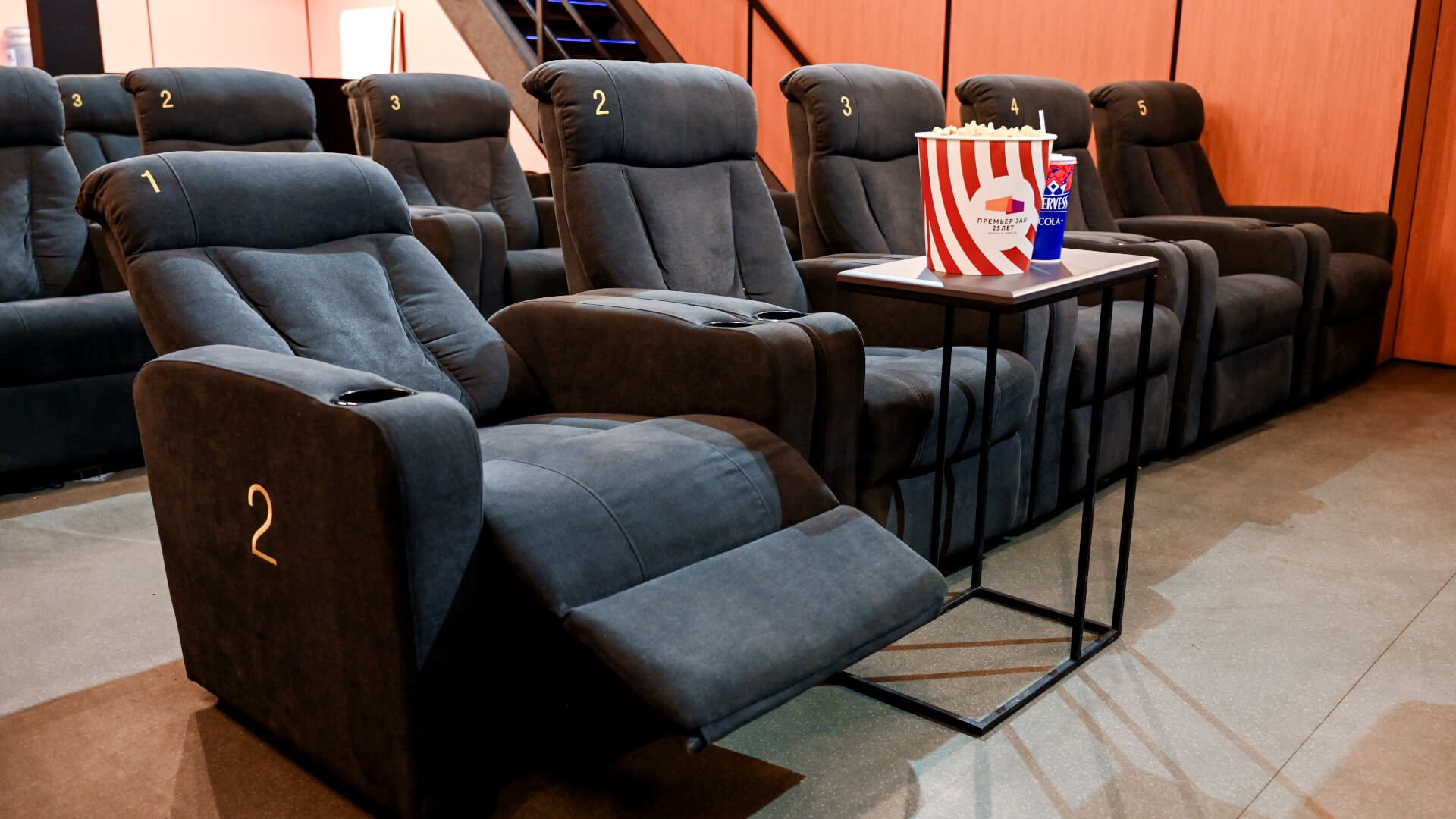 кинотеатр с диванами