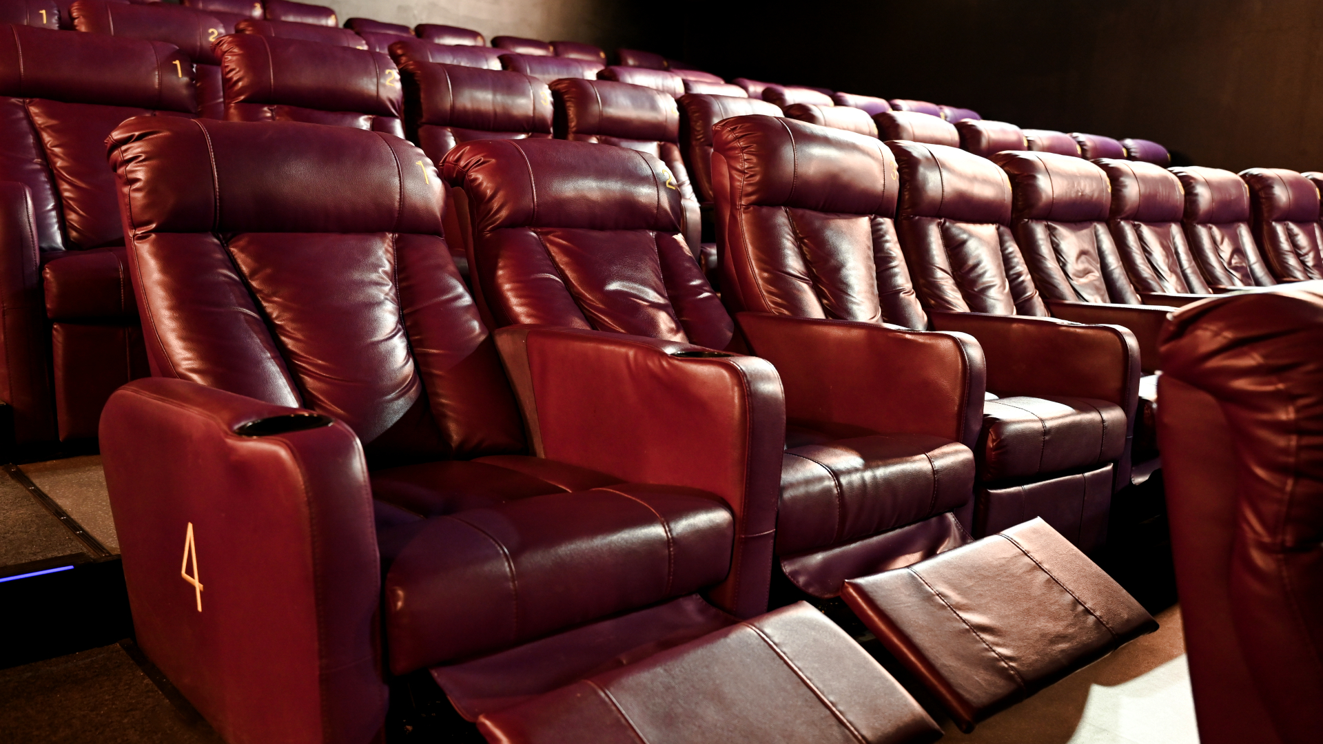 кинотеатр с мягкими диванами екатеринбург удобно