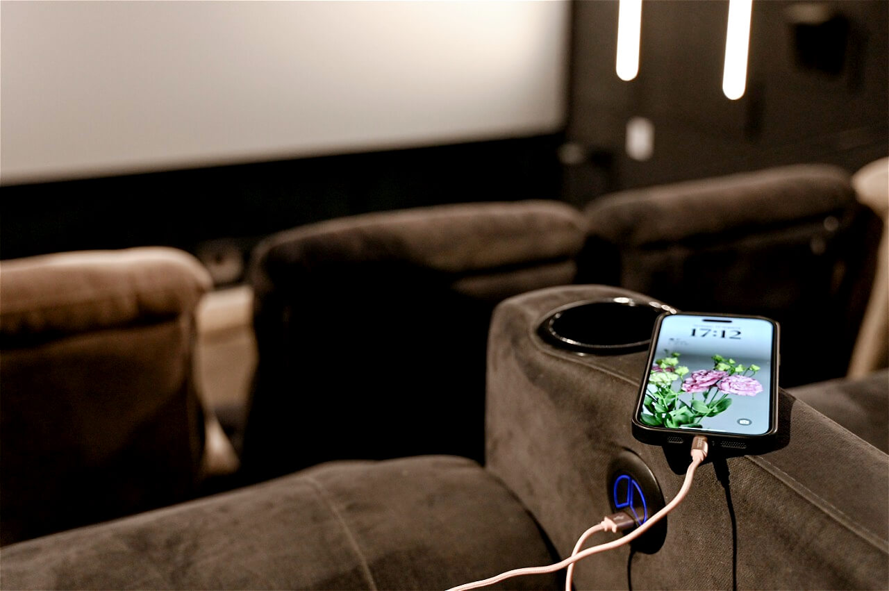 мягкий диван кинотеатр удобно