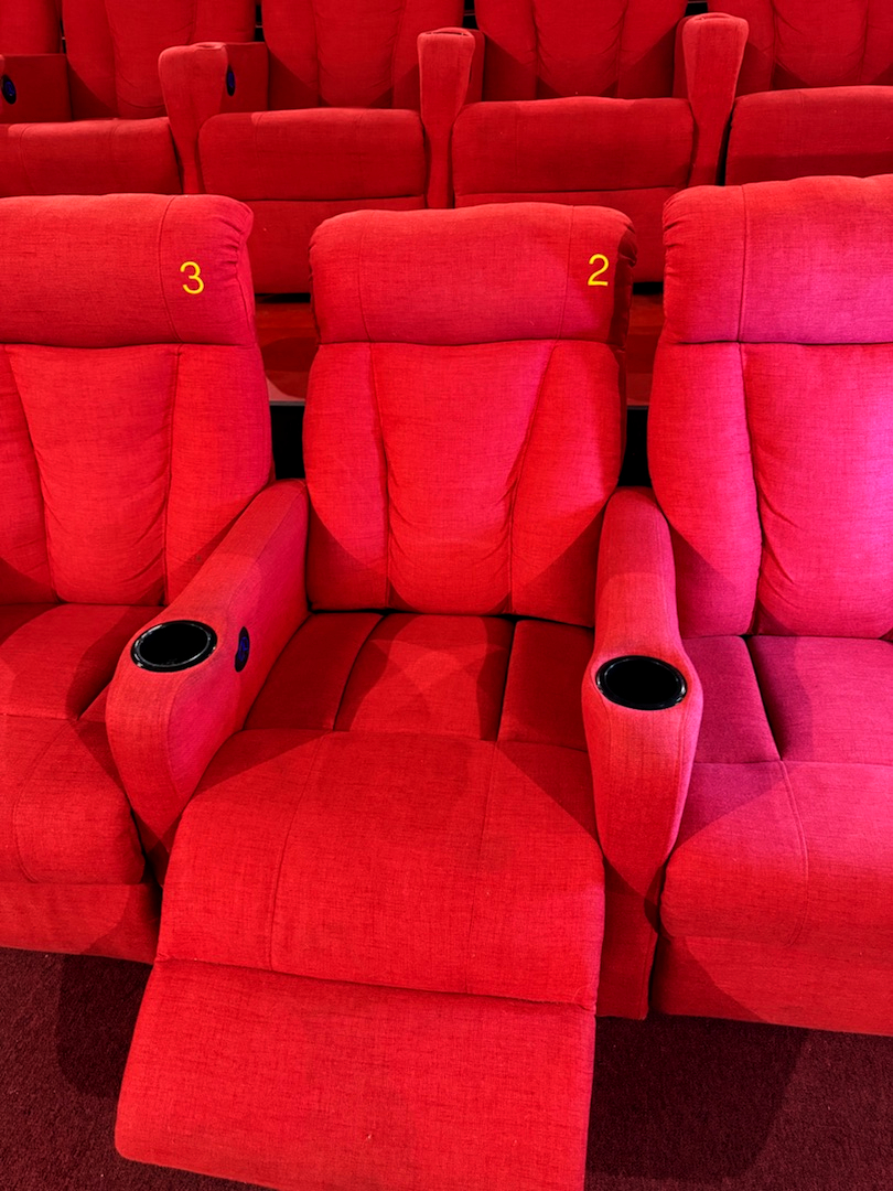кинотеатр с мягкими диванами екатеринбург рядом
